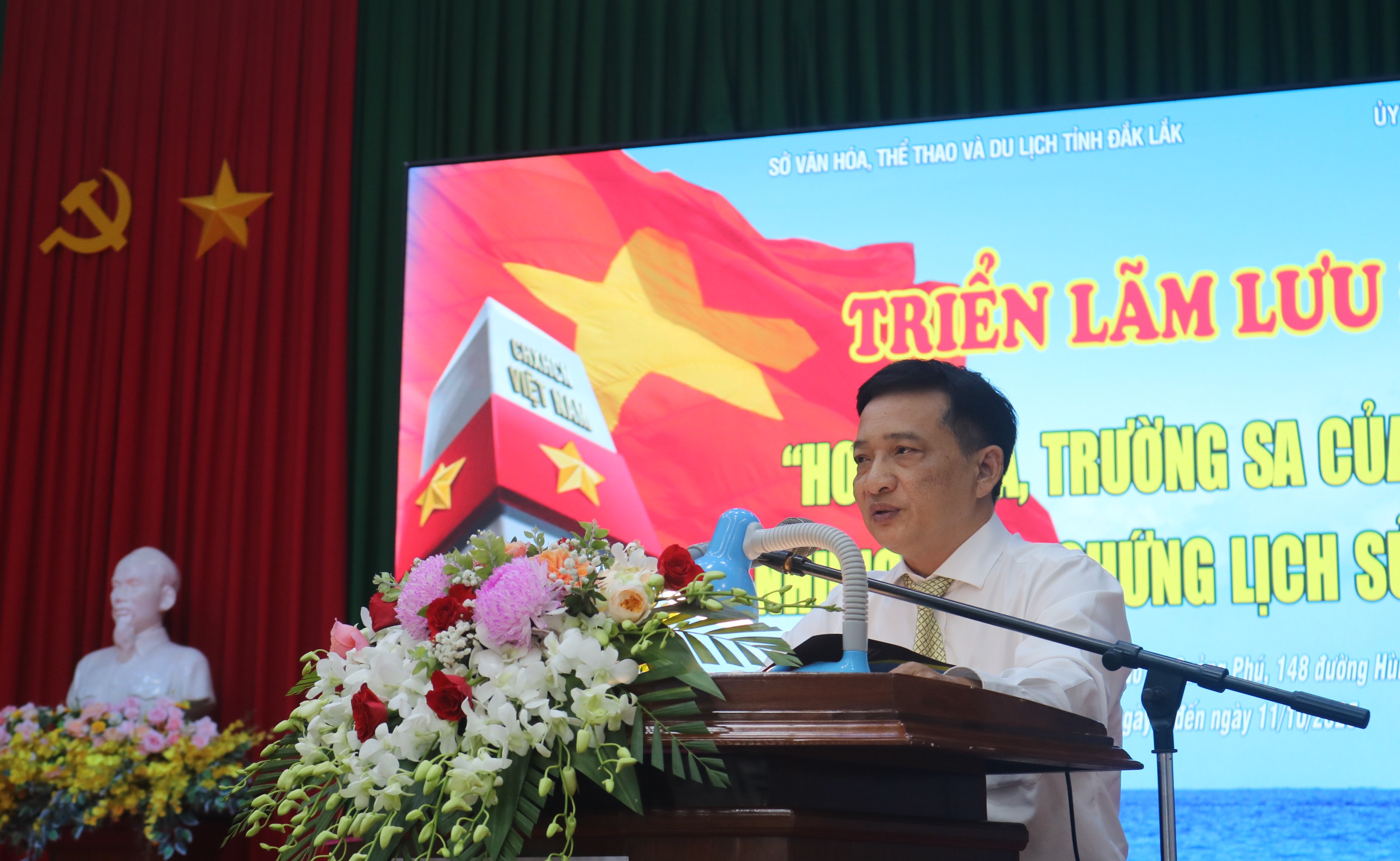 Ông Nguyễn Quốc Hiệp - Phó Giám đốc Sở Văn hóa, Thể thao và Du lịch phát biểu khai mạc Triển lãm